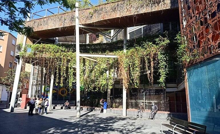 New face washing for Zaragoza’s vertical garden: cleaning and painting to renew the structure