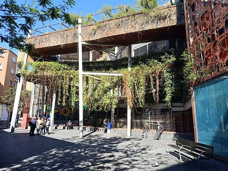 New face washing for Zaragoza’s vertical garden: cleaning and painting to renew the structure