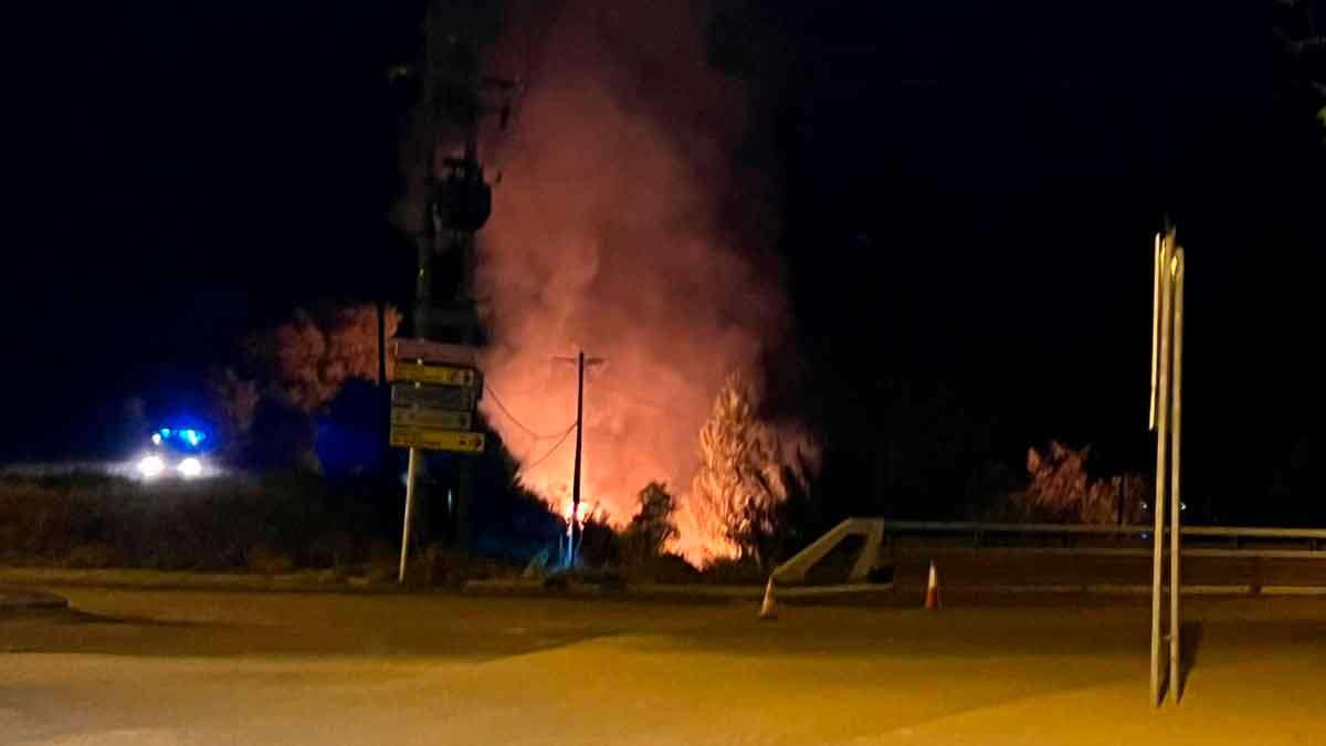 El fuego comenzó en una zona de difícil acceso frente a la ciudad deportiva