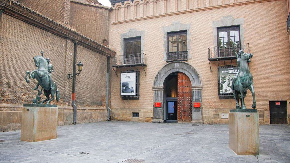 The squares are filled with culture and museums open up to midnight: the night returns blank