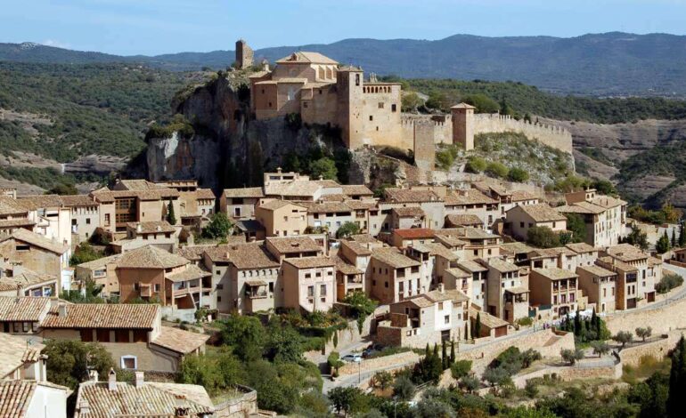 The town of Aragon that seems taken from a fairy tale: walls, collegiate and even vertigo routes