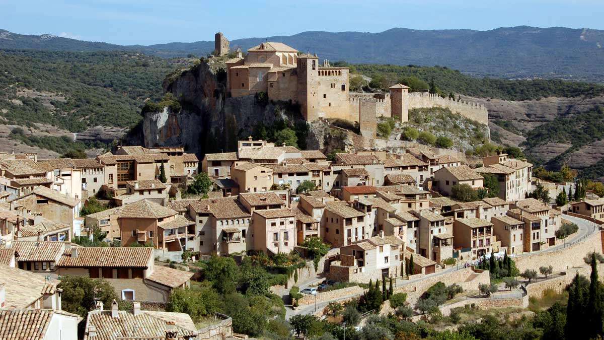 The town of Aragon that seems taken from a fairy tale: walls, collegiate and even vertigo routes