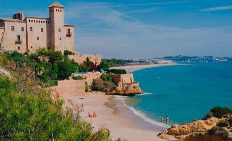 A cove under a medieval castle: the most magical corner on the Golden Costa, two hours from Zaragoza