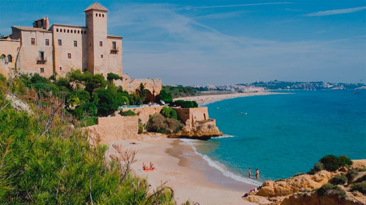A cove under a medieval castle: the most magical corner on the Golden Costa, two hours from Zaragoza