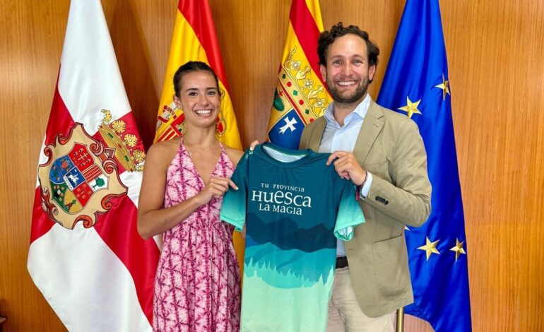Isaac Claver receives Inés Bergua after his triple gold medal in Tallín