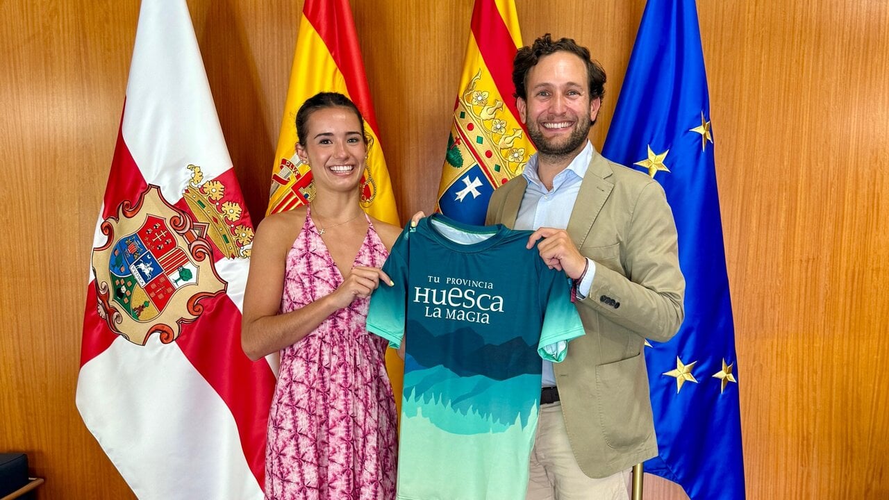 Isaac Claver receives Inés Bergua after his triple gold medal in Tallín