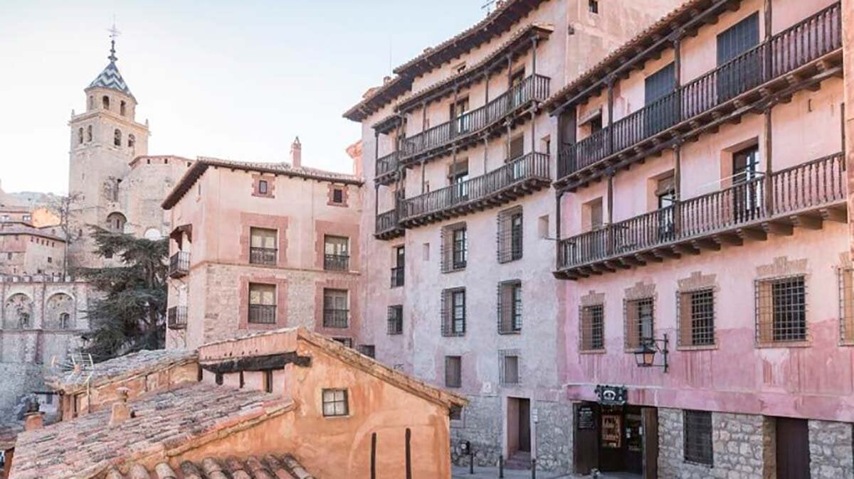 Neither Aínsa nor Alquézar: the most impressive medieval people in Aragon are carved in red rock