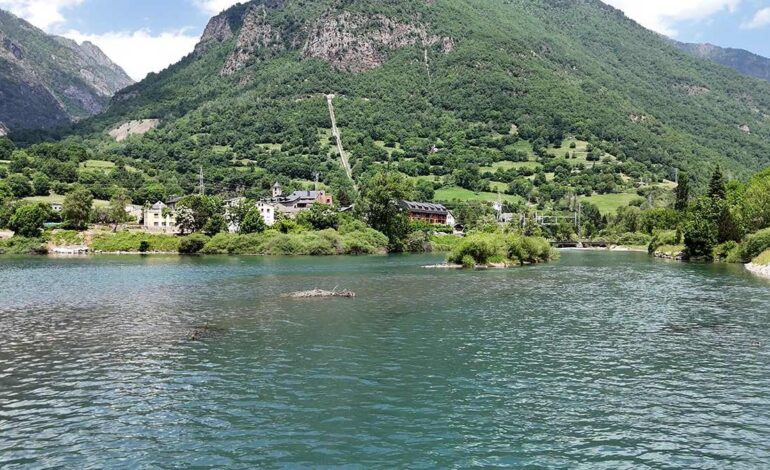 Neither Switzerland nor the Alps: the unknown reservoir of the Pyrenees that is perfect for a kayak getaway