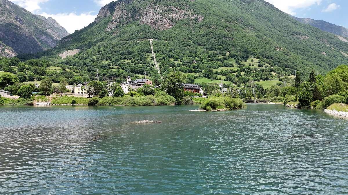 Neither Switzerland nor the Alps: the unknown reservoir of the Pyrenees that is perfect for a kayak getaway