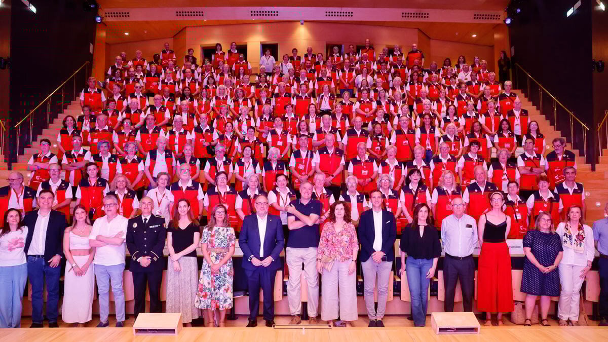 Zaragoza volunteers celebrate their big day with Fernando Arcega as a new godfather