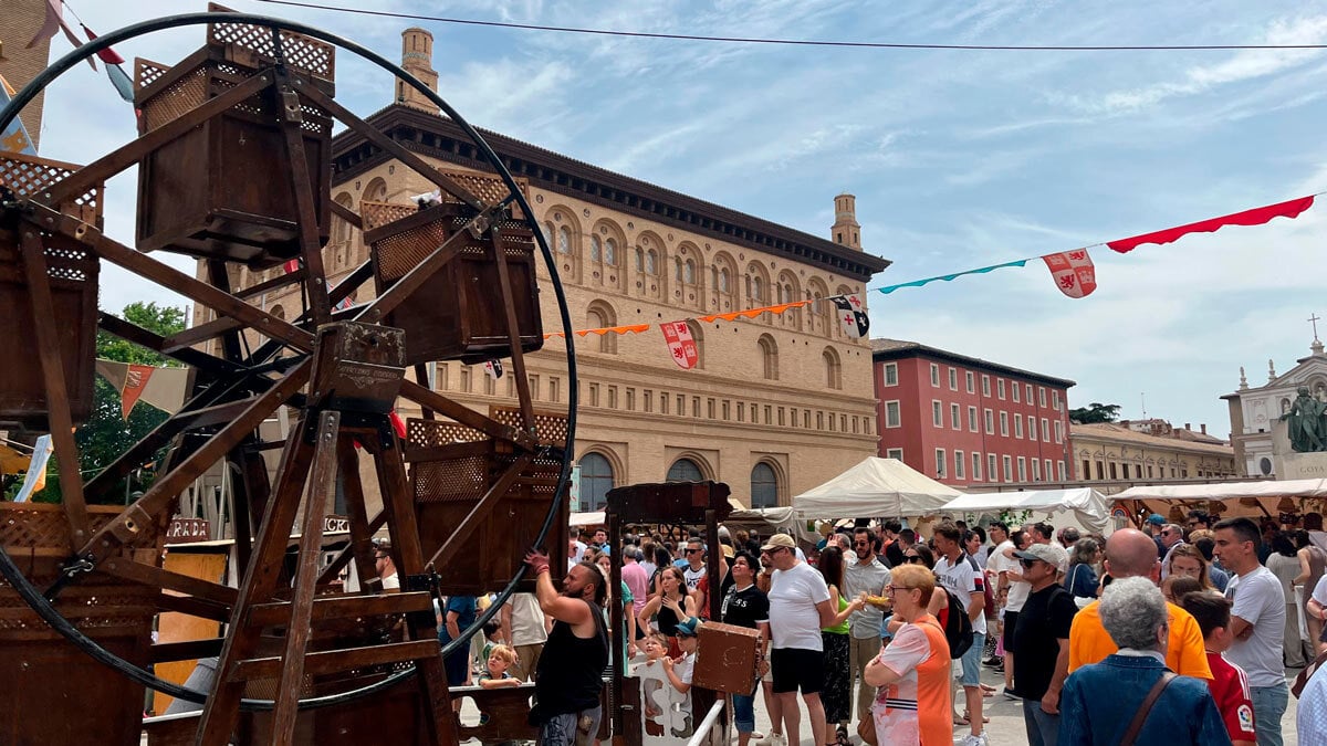 Zaragoza lives the market of the three cultures between aromas, workshops and crafts