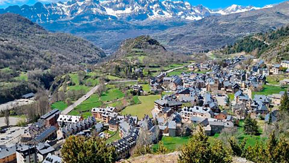Surrounded by some of the highest peaks of the Pyrenees, the fame of this village comes from its historic spa