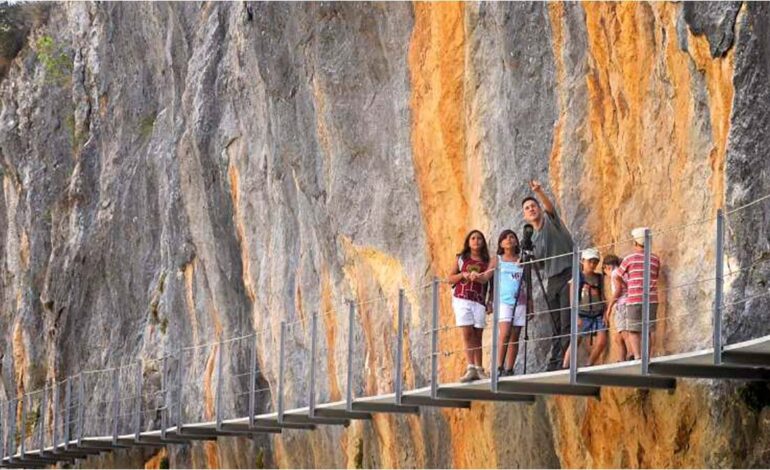 Three routes on Huesca catwalks to enjoy on the edge of the gorge