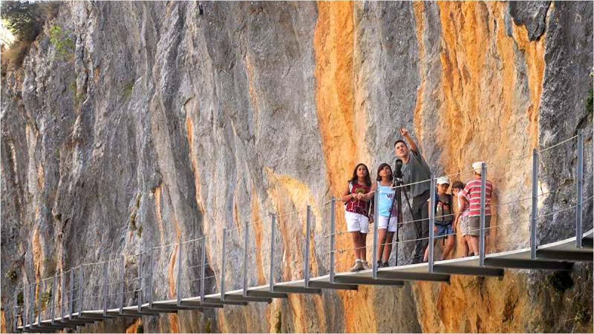 Three routes on Huesca catwalks to enjoy on the edge of the gorge