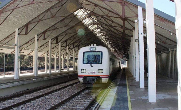 A tractor clashes against the canfrane and interrupts the service with more 100 passengers on board