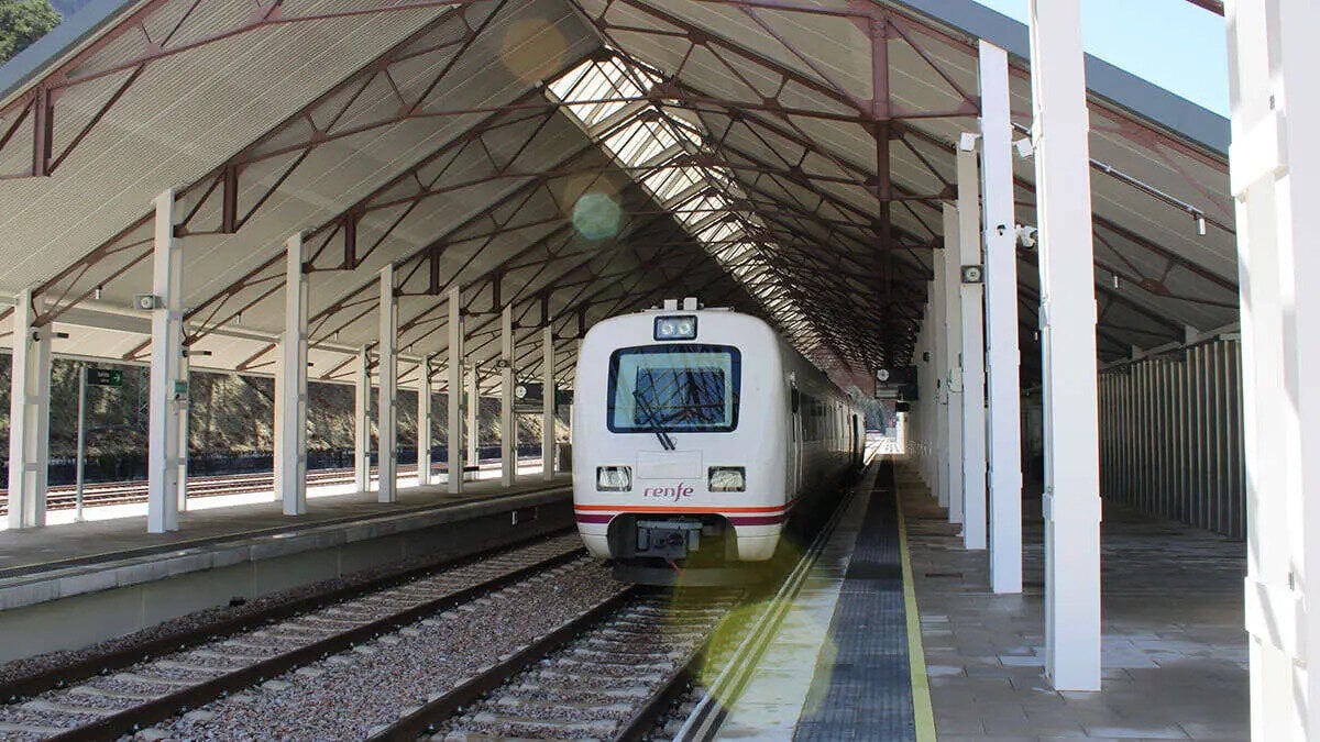 A tractor clashes against the canfrane and interrupts the service with more 100 passengers on board