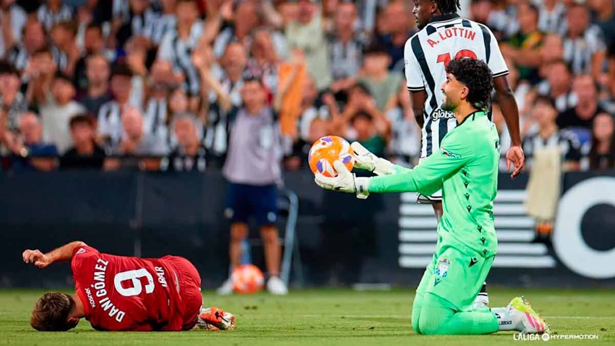 Dani Gómez anotó de penalti el único gol del Real Zaragoza en Castellón. Foto: LaLiga