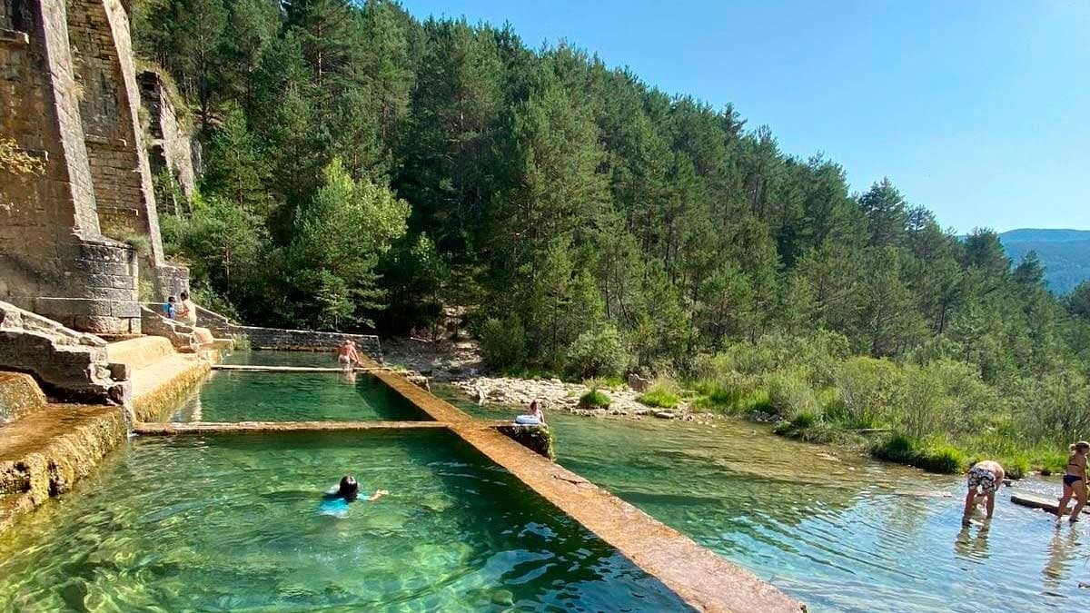 The most beautiful natural pool in Aragon according to AI: Balsas de Aguas crystalline under an aqueduct
