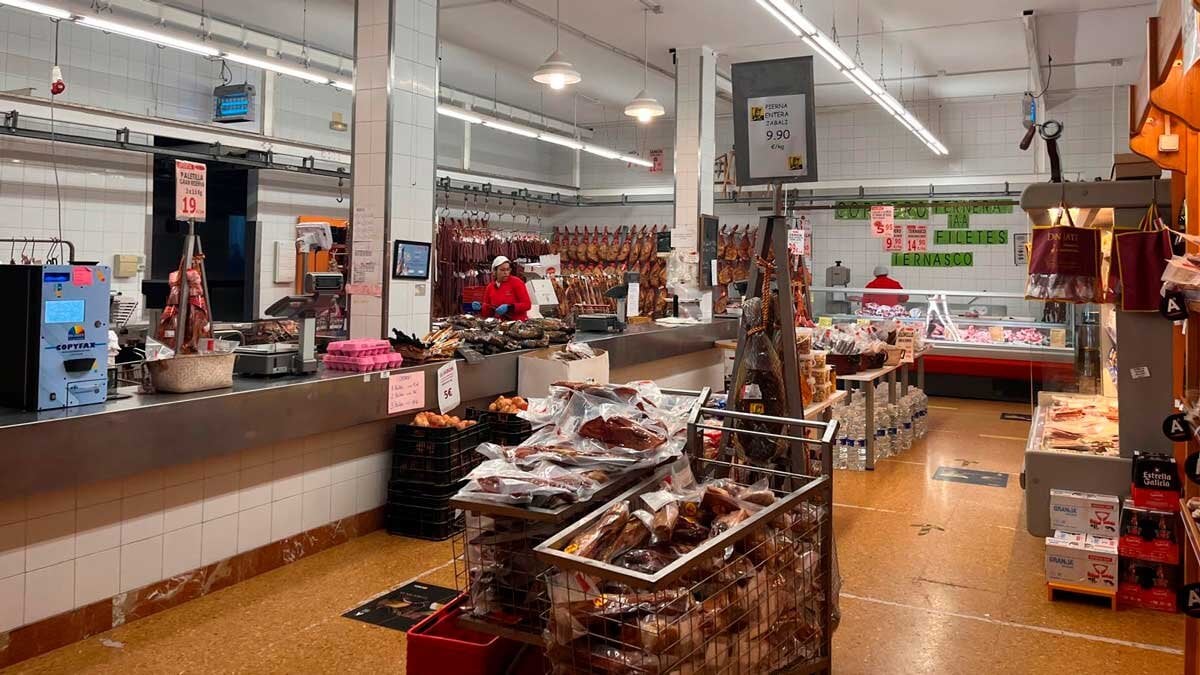 The mandatory stop of the A-23 towards the beach: ham and sausage for the first holiday appetizer
