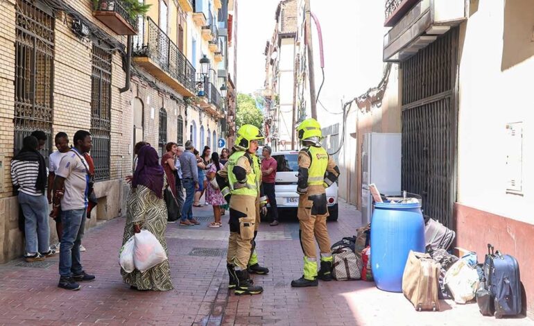 Maletas, muebles, bolsas y hasta una nevera son algunas de las imágenes que se han observado durante el desalojo en Pignatelli 72.