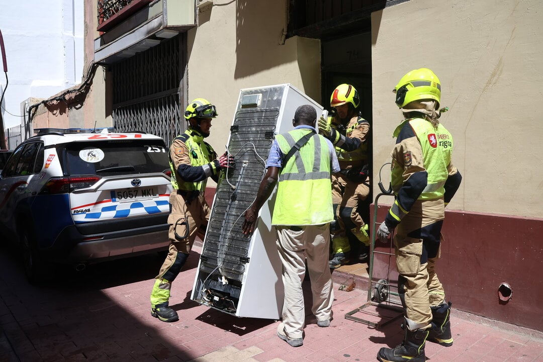 Maletas, muebles, bolsas y hasta una nevera son algunas de las imágenes que se han observado durante el desalojo en Pignatelli 72.