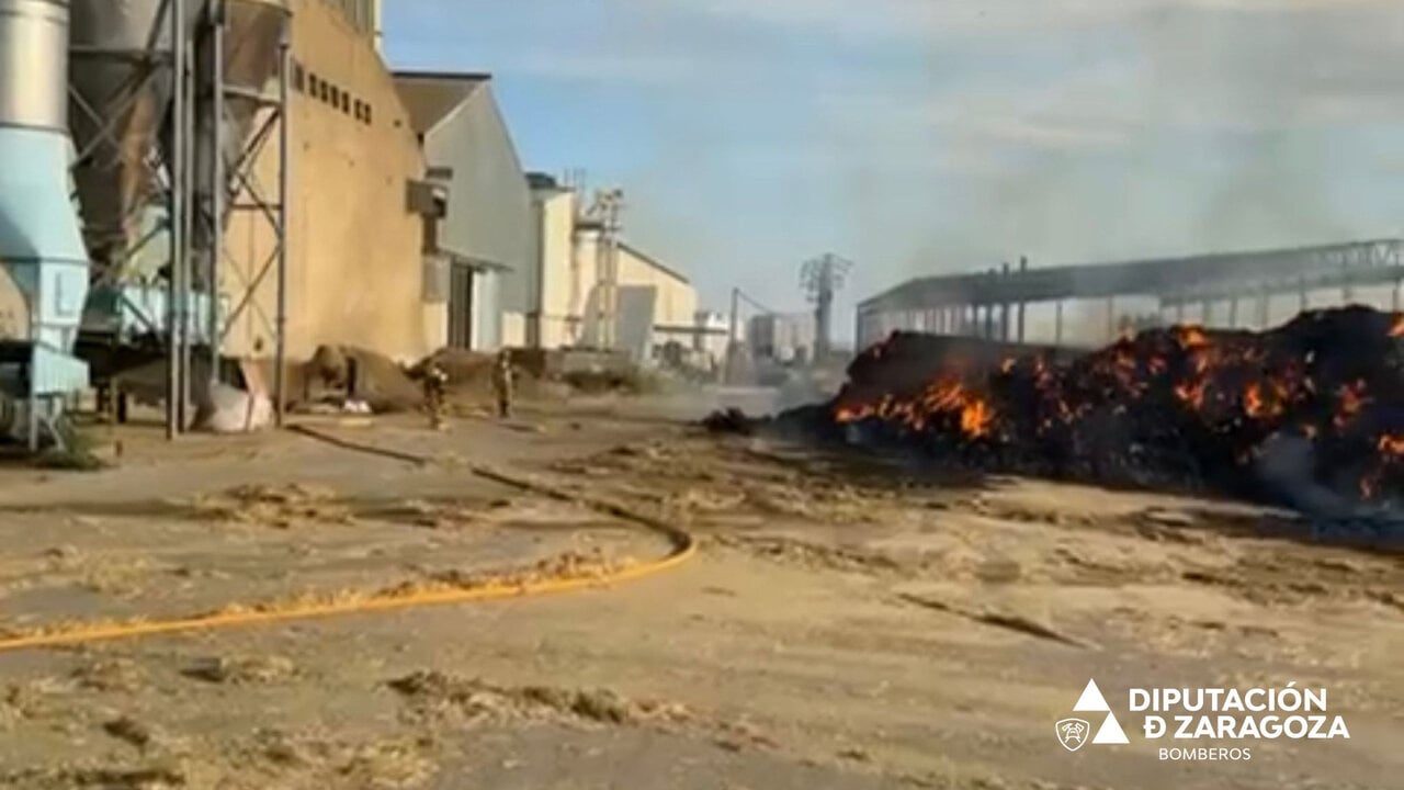 Controlled a fire in the Valdeferrín de Ejea polygon after burning 40 tons of straw