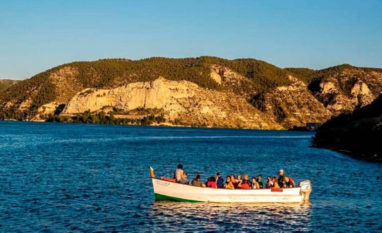 Between two rivers: the aquatic people of Zaragoza where you can relive the battle of the Ebro this summer