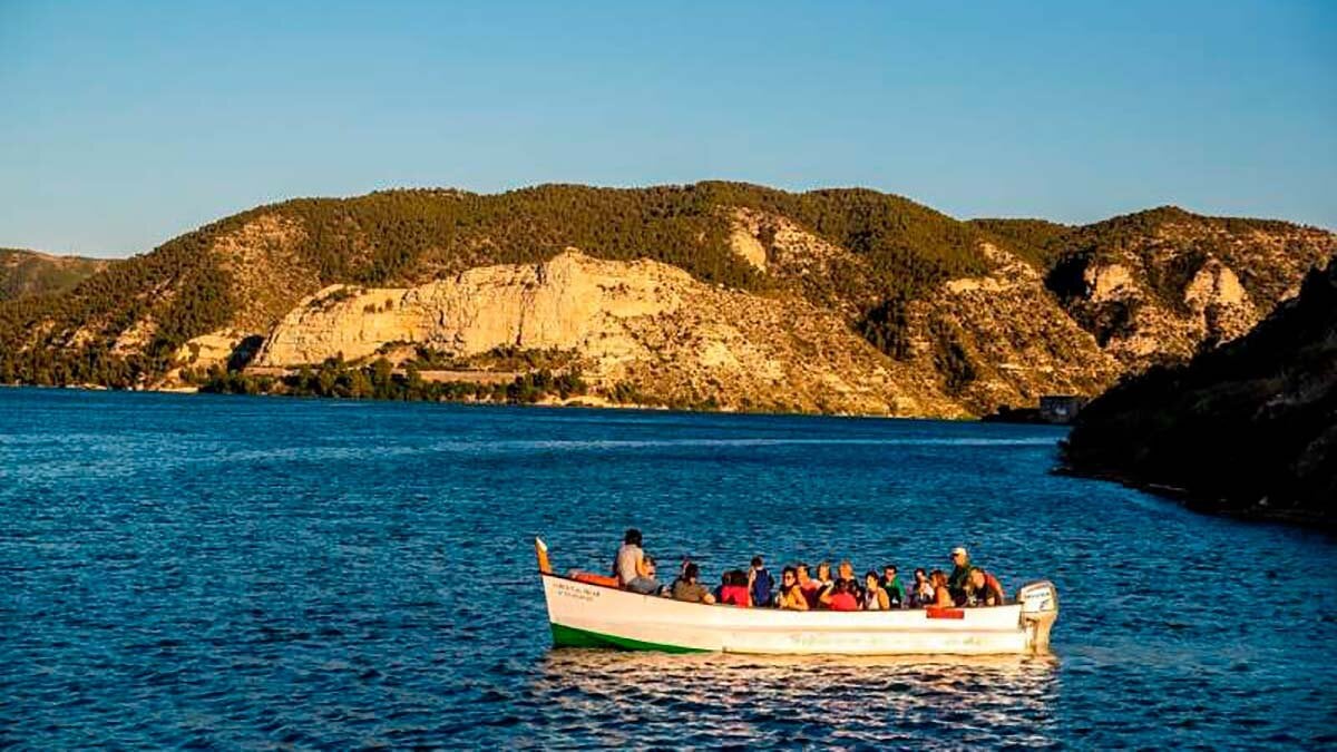 Between two rivers: the aquatic people of Zaragoza where you can relive the battle of the Ebro this summer