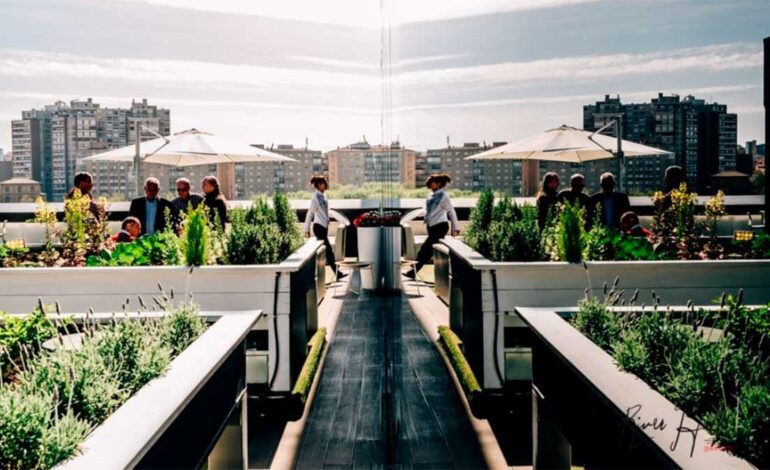 Zaragoza’s restaurant ideal for dinner as a couple: with panoramic views of the city and modern kitchen