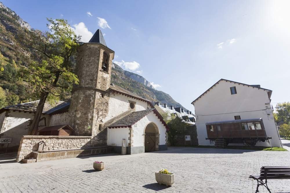 The town of Huesca where spies, Nazi gold and fugitives were crossed: their station hides a movie story
