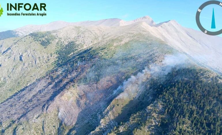 They reinforce the media in the Foradada del Tuscar (Huesca) fire, which remains active at 2,150 meters high