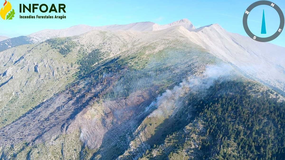 They reinforce the media in the Foradada del Tuscar (Huesca) fire, which remains active at 2,150 meters high