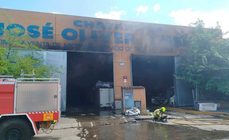 A fire in a scrap of Monzón (Huesca) calcines several vehicles