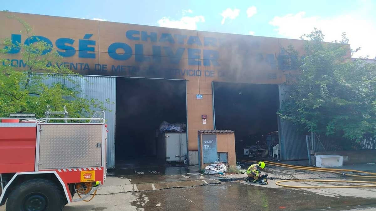 A fire in a scrap of Monzón (Huesca) calcines several vehicles