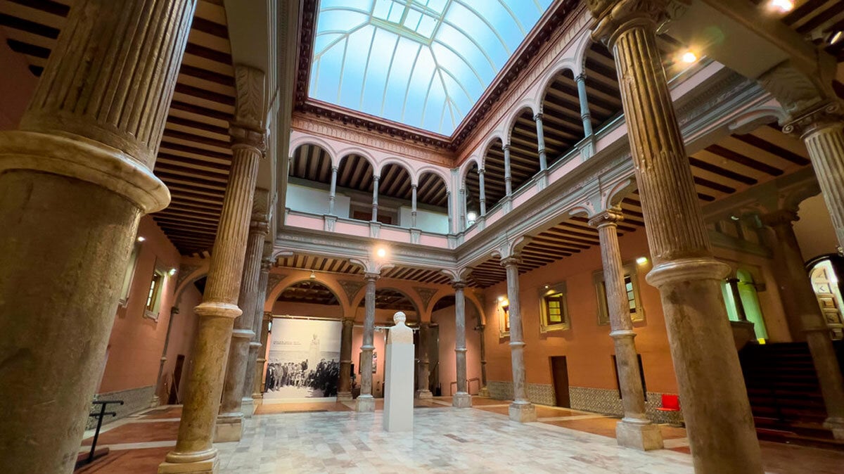 The Sástago Palace hosts the live recording of the cultural podcast “this is not a museum”