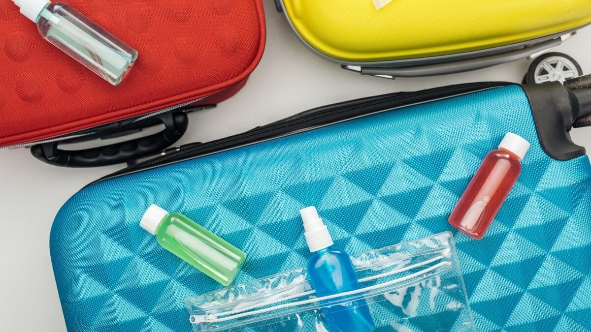 The perfect transparent bag to fly with Vueling: approved by the TSA and without trouble in the control