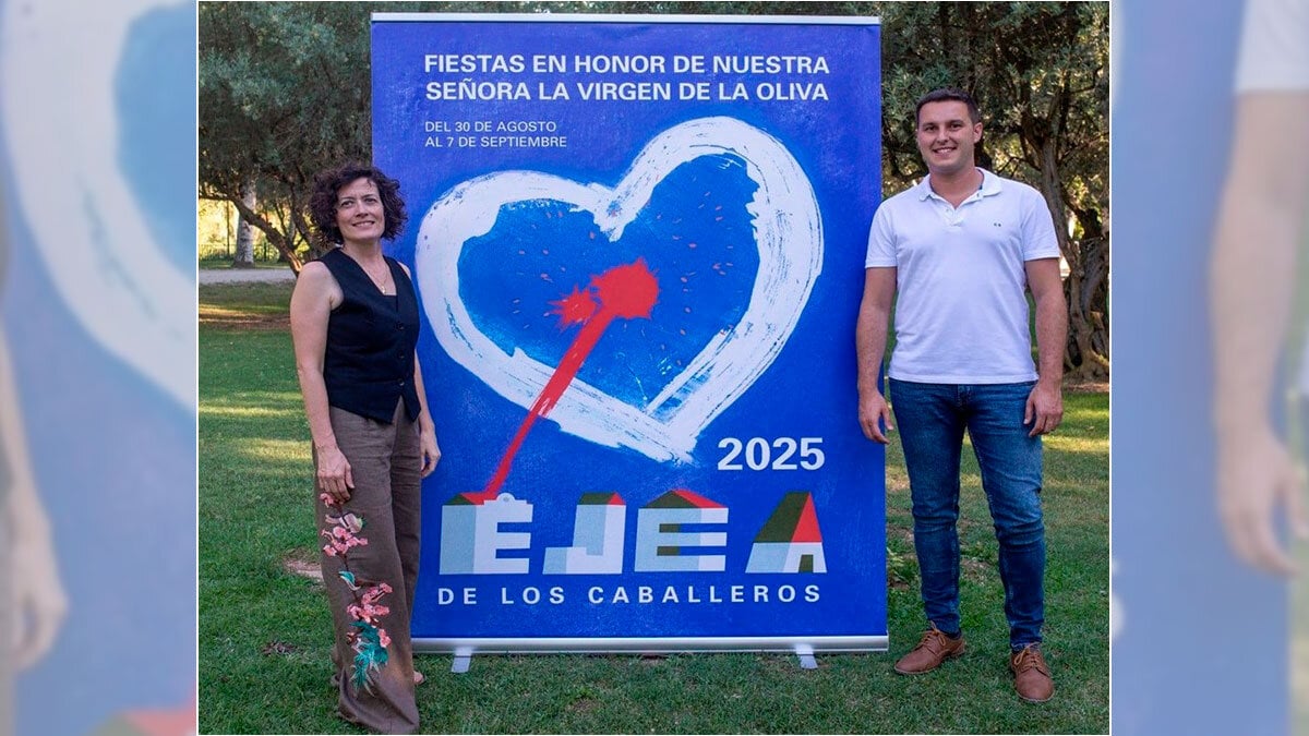El concejal de Festejos de Ejea, Raúl García junto a la autora del cartel anunciador, Cruz Navarro Durá. Foto: Ayuntamiento de Ejea.