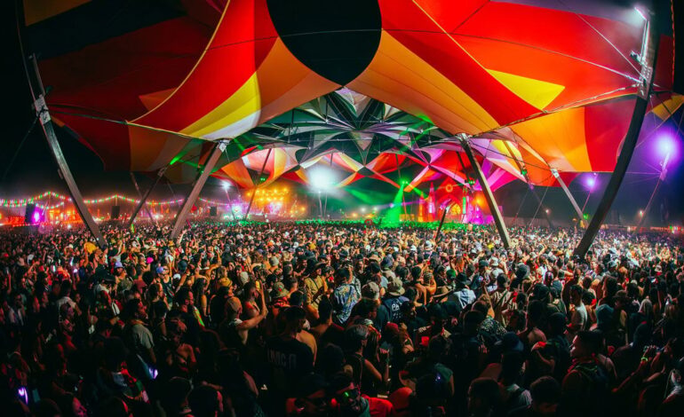 The Monegros desert vibrates at the rhythm of techno in a 22 -hour rave