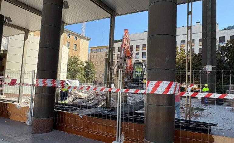 The historic cube that housed the Tourism Office for 30 years says goodbye to the Plaza del Pilar
