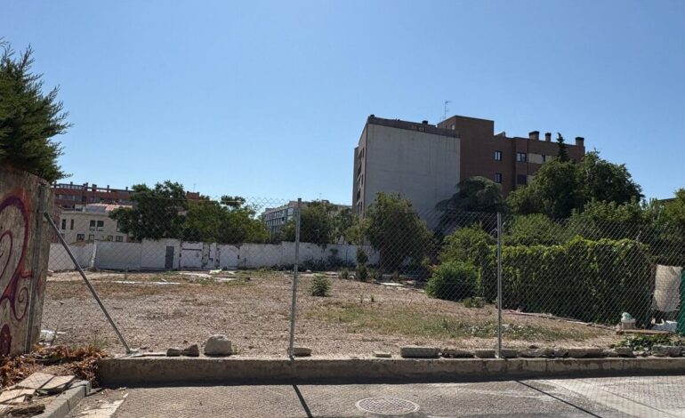 This will be the extension of Ibón Street in Miralbueno: wide sidewalks, parking and green areas