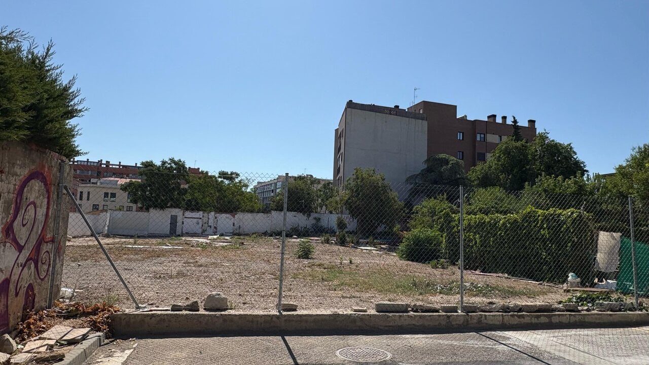 This will be the extension of Ibón Street in Miralbueno: wide sidewalks, parking and green areas