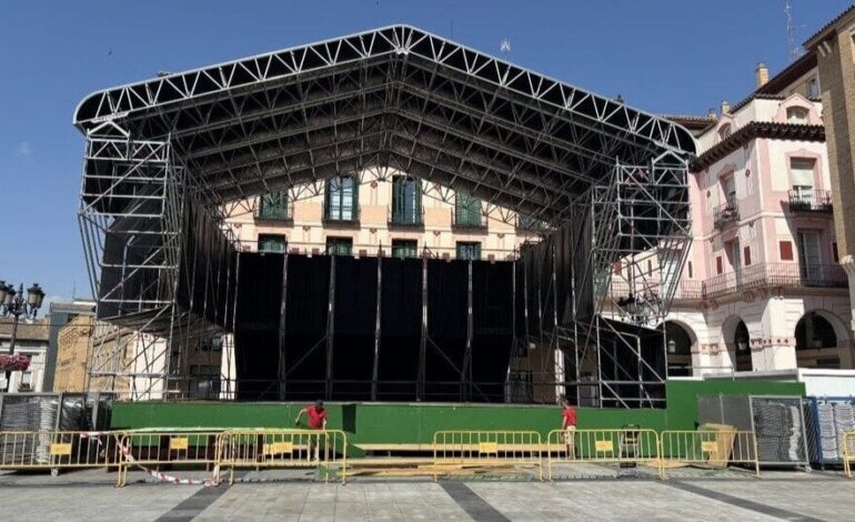 The Huesca City Council displays a large space assembly device for San Lorenzo