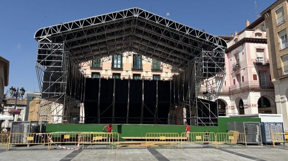 The Huesca City Council displays a large space assembly device for San Lorenzo
