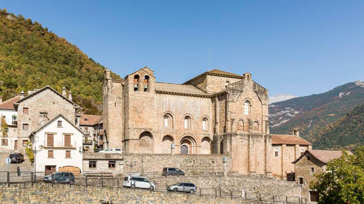 Neither Jaca nor San Juan de la Peña: this town of Huesca keeps one of the most spectacular monasteries in Aragon