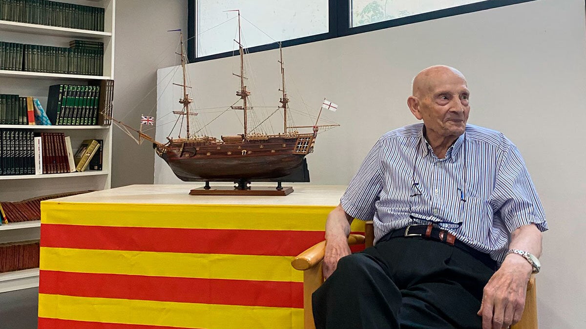 A 95 -year -old resident of Rey Ardid Delicias culminates the replica of a ship after two years