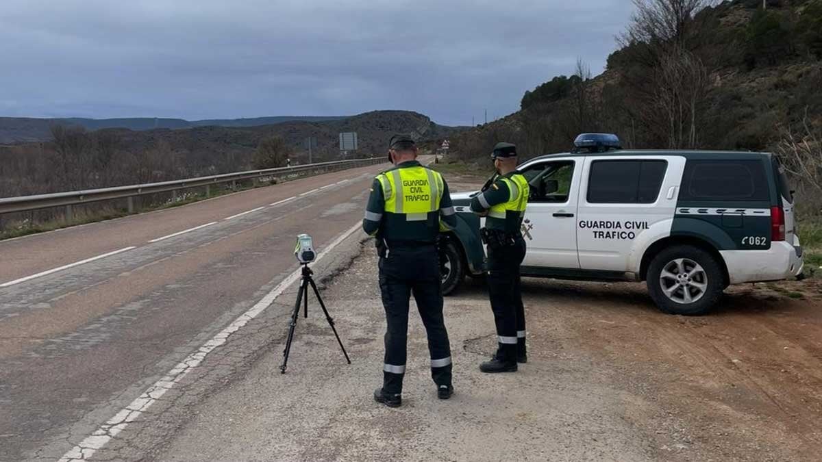 It circulates through the N-211 in Teruel at 190 kilometers per hour and with the expired driver’s card
