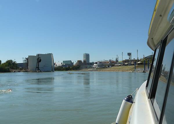 Heat wave and Ebro River: the temptation of a bathroom … allowed in Zaragoza?