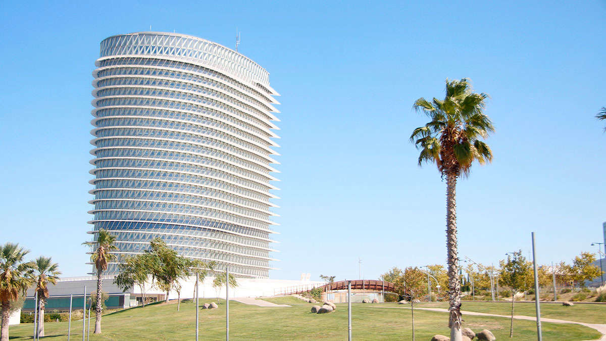 La torre, vista desde el Parque del Agua. Foto: Pilar Álvarez