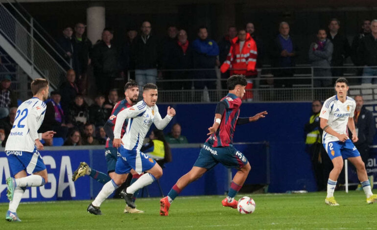 Real Zaragoza and S.D. Huesca are measured in the Ibercaja Stadium before the beginning of the real fire
