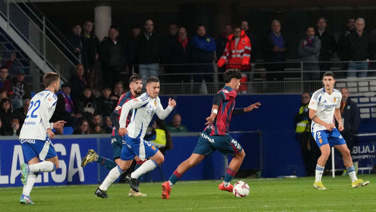 Real Zaragoza and S.D. Huesca are measured in the Ibercaja Stadium before the beginning of the real fire
